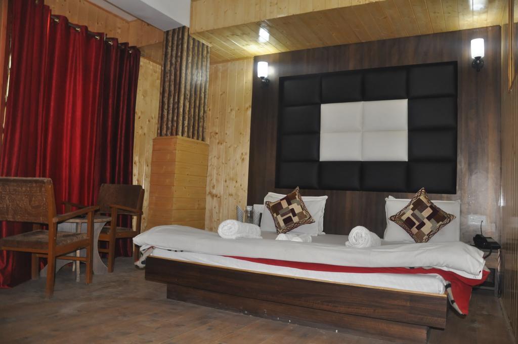 Hotel Azad Durgjan Quarto foto